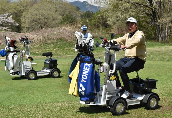 １人乗り電動ゴルフカートを体験するプレーヤー＝ホウライＣＣ