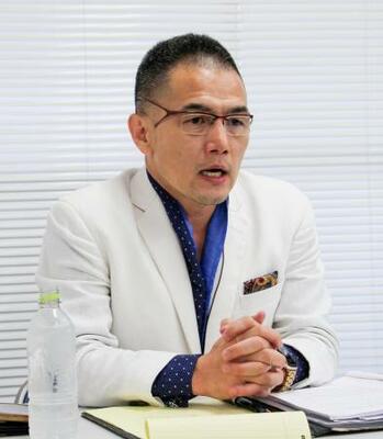 記者会見する旧統一教会側代理人の中山達樹弁護士=26日午後、東京都新宿区