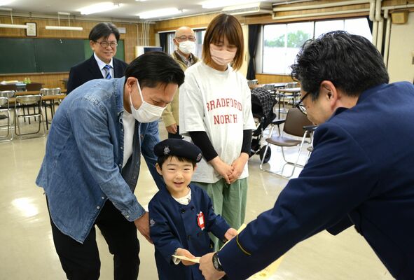高橋署長（右端）から感謝状を受け取る熊倉陸ちゃんら
