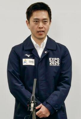 　大阪府庁で記者団の取材に応じる日本維新の会の吉村代表＝４日午後