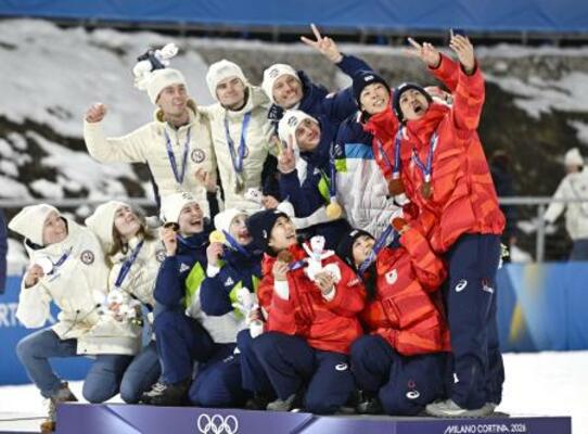 　ノルディックスキー・ジャンプ混合団体の表彰式で自撮りする二階堂蓮（右端）ら＝１０日、イタリア・プレダッツォ（共同）