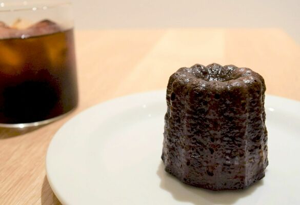 ハードな食感とリッチな味わいが楽しめるカヌレ・ド・ボルドー。奥はアイスコーヒーダーク