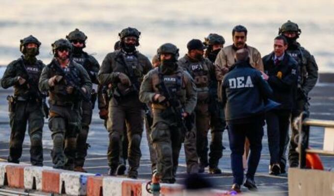 　ヘリポートから裁判所に向かうベネズエラのマドゥロ大統領（右から３人目）＝５日、米ニューヨーク・マンハッタン（ロイター＝共同）