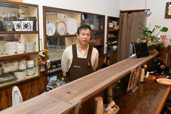 レトロな店内に立つ松島さん