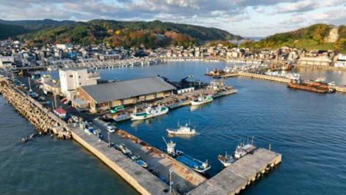 石川県輪島市の輪島港=11月(ドローンから)