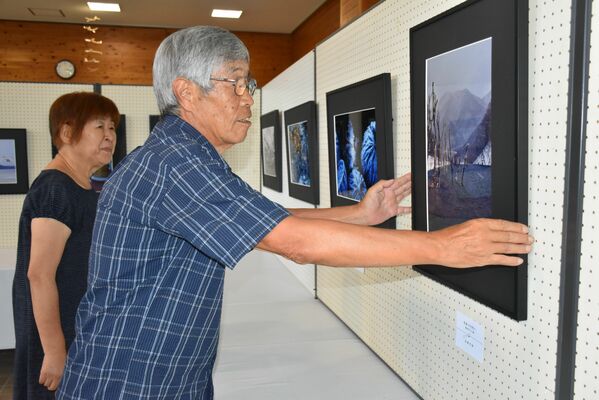 那須野が原公園緑の相談所で行われた、24～27日の写真展の準備