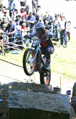 岩を越える世界王者のトニー・ボウ選手（スペイン）