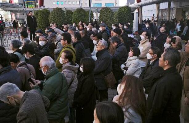 　街頭演説に集まった人たち＝２４日午前、東京都立川市