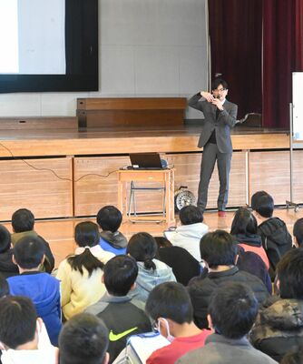 児童の前で講話する沖本さん=17日午前、宇都宮市戸祭1丁目