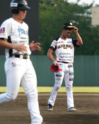 ３回、押し出し死球を与えて肩を落とす栃木ＧＢ２番手の栗原（右）＝足利市のジェットブラックフラワーズスタジアム、橋本裕太撮影