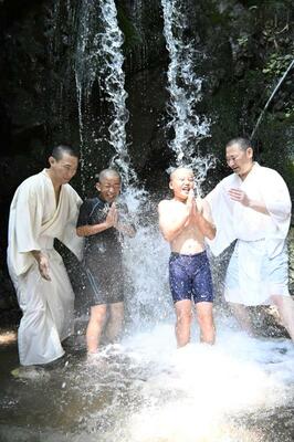 滝行に挑戦する子どもたち