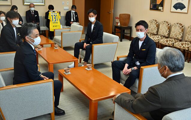 福田知事（右）を表敬訪問した栃木ＳＣの時崎監督（右から２人目）ら＝県庁
