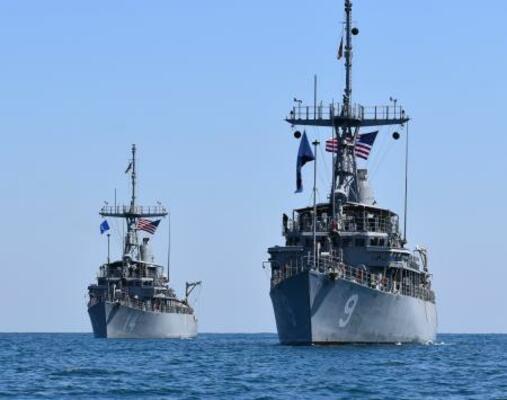 　日本の近海で、機雷除去の訓練のため展開する米軍掃海艦「チーフ」（左）と「パイオニア」＝２０２０年４月（米軍提供・共同）