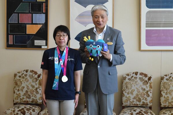 福田知事に金メダルを報告した石坂さん（左）＝18日午前、県庁