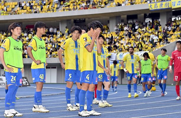 清水に敗れてＪ３降格が決まり、肩を落とす栃木ＳＣの選手たち＝カンセキスタジアムとちぎ