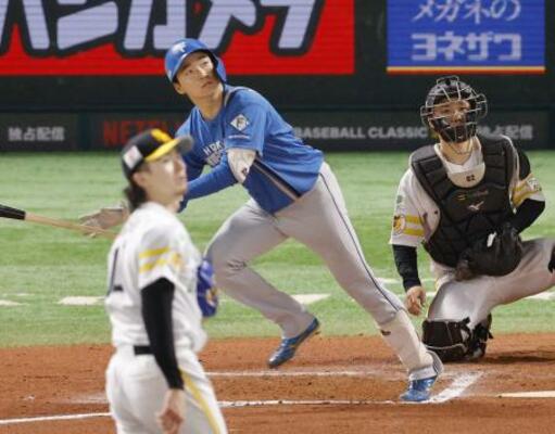 　７回日本ハム無死、山県が左越えに本塁打を放つ。投手上沢、捕手海野＝みずほペイペイドーム