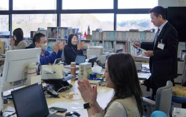 　ギョーザ購入額が３年連続の日本一となり、喜ぶ浜松市の職員ら＝６日午前、浜松市役所