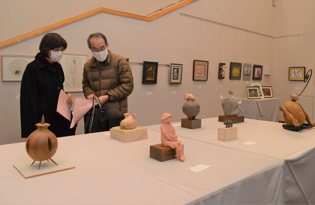 県文化協会を支援しようと、本県を代表する作家らの作品が並ぶ会場