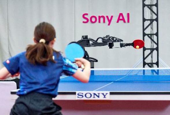 　卓球で対戦する、ＡＩを使った自律型ロボット「Ａｃｅ」（ソニーＡＩ提供）
