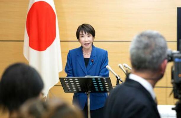 記者団の取材に応じる高市首相=21日午後、首相官邸