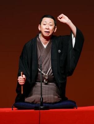 　「公推協杯　全国若手落語家選手権」の第３回予選に参加した春風亭朝枝さん＝２８日夜、東京都品川区