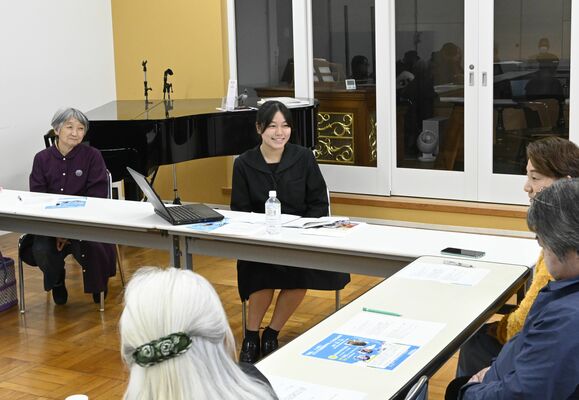 発足会で応援団らと交流する辻岡さん（中央）