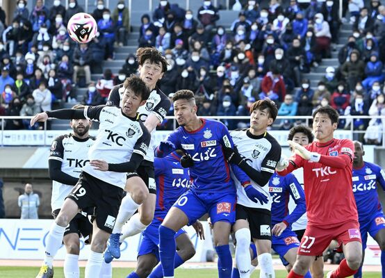 前半39分、自陣ゴール前で競り合う栃木ＳＣのＭＦ大島（手前左）ら＝ＪＩＴリサイクルインクスタジアム