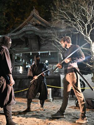 宇都宮二荒山神社で、忍者に刀の使い方を教わる国際会議参加の外国人