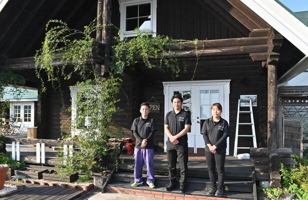 花さんぽの店舗外観と従業員たち