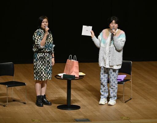 トークショーで共演した大島さん（右）と青木さん＝16日午後、宇都宮市文化会館