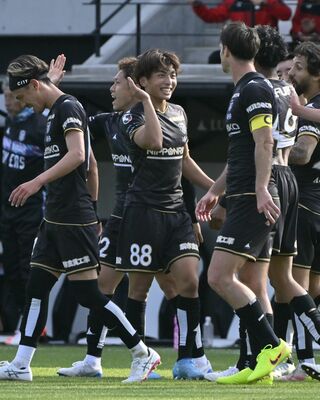 試合に勝利し仲間と喜ぶ栃木シティのＤＦ升掛（中央）＝４月２５日の栃木ＳＣ戦から、ＣＦＳ