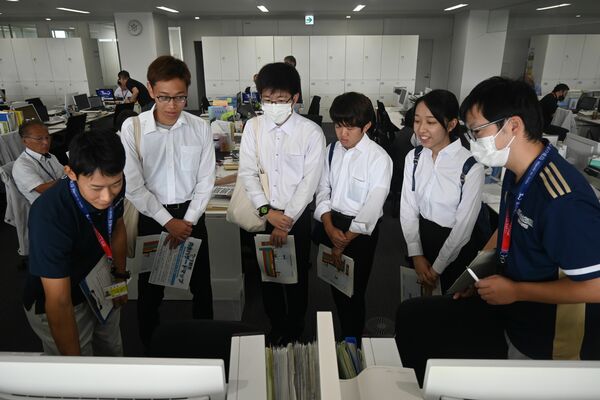 市職員から業務内容などの説明を受ける医学生