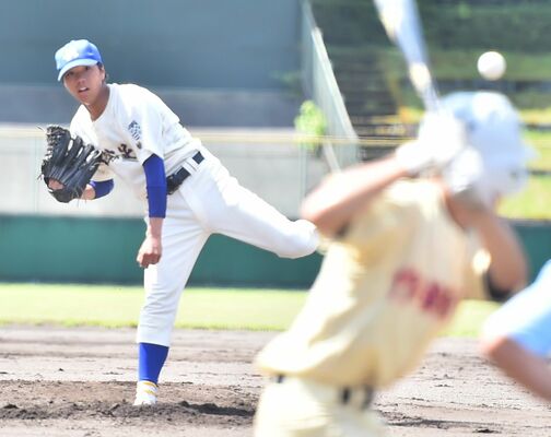 六回途中まで無安打無失点と好投した白鴎足利の先発秩父＝ヤオハンいちごパーク