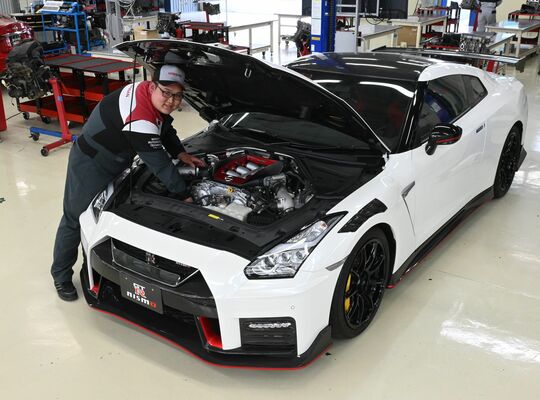 展示される車両を確認する野澤さん