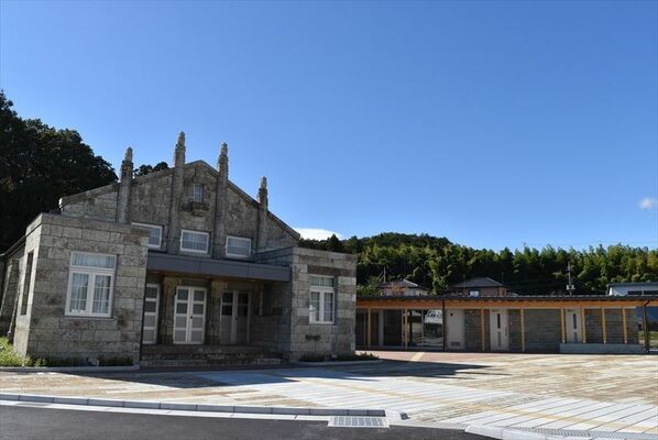 旧大谷公会堂（左）とビジターセンター（右）などで構成される大谷コネクト