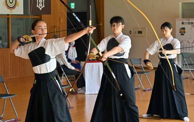 弓道成年女子　遠的で優勝した本県チーム＝ユウケイ武道館