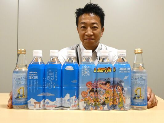 リニューアルしたパッケージを紹介する市担当者