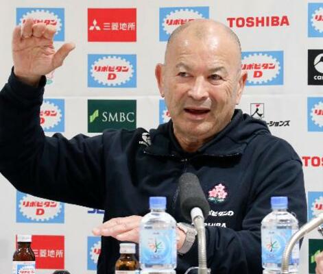 記者会見するラグビー日本代表のジョーンズ・ヘッドコーチ=24日、羽田空港