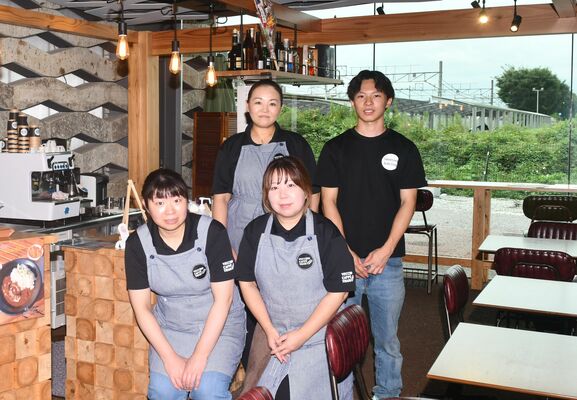 店内に立つスタッフら