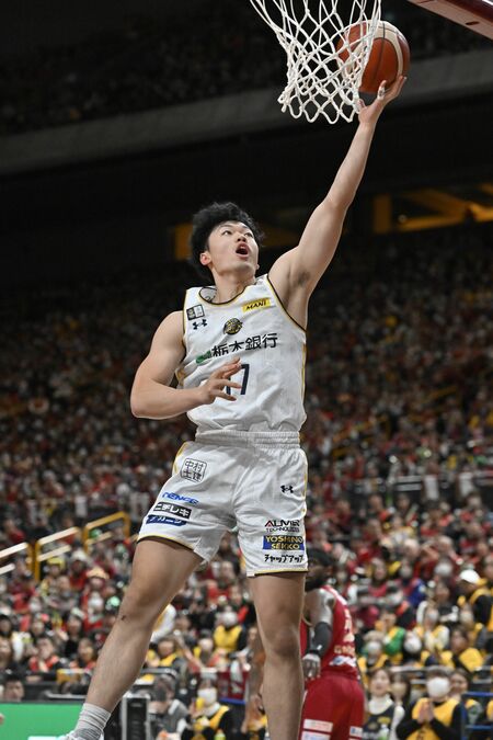 第１クオーター５分、ブレックスの星川が守備を振りほどきレイアップシュートを決める＝さいたまスーパーアリーナ、加藤竜矢撮影