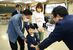 高橋署長（右端）から感謝状を受け取る熊倉陸ちゃんら