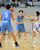 バスケットボール男子決勝　第４クオーター１分、宇工の山川（中央）がノールックパスを出す＝清原体育館