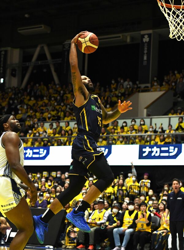 第２クオーター６分、ブレックスのニュービルがダンクシュートを決める＝ブレックスアリーナ宇都宮、加藤竜矢撮影