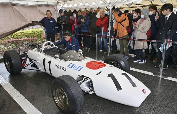 観衆に見守られながら、エンジン音を響かせる「Ｈｏｎｄａ　ＲＡ２７２」＝25日午後２時35分、真岡市寺久保１丁目