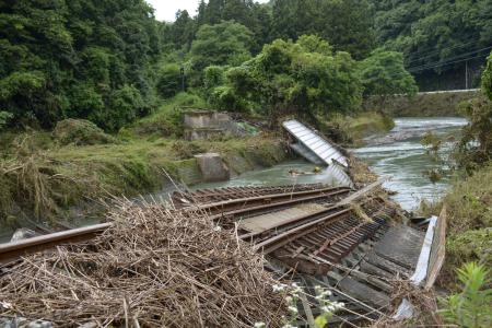 　大雨の影響で崩落したＪＲ美祢線の線路と橋＝２０２３年７月、山口県美祢市