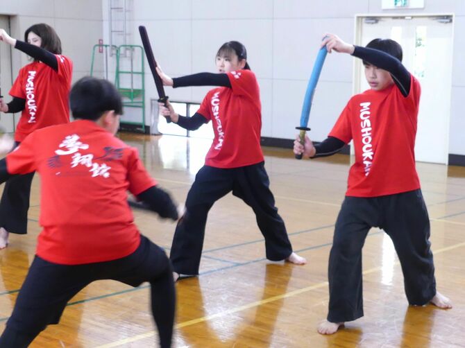 基礎練習から実戦まで、老若男女問わず練習に励みます