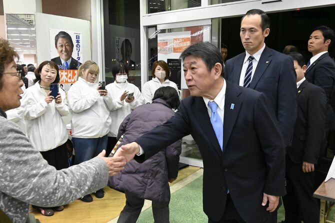 １２選を確実にし、支持者と握手する茂木敏充氏＝８日午後８時３５分、足利市南町