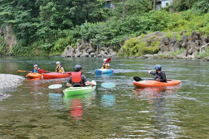 この日の参加者は那須塩原市の片山さんファミリー。基本パドリングの水上講習