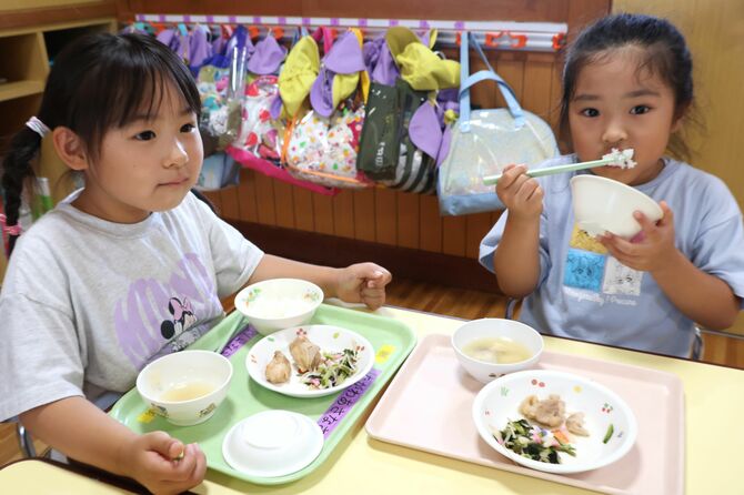 給食で炊きたてのご飯を味わう園児。家庭から持参する必要がなく、保護者は歓迎する=永平寺町御陵幼児園