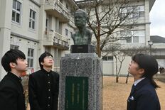 「似ていない」のは、なぜ？　郷土岩手の高校に立つ宮沢賢治像